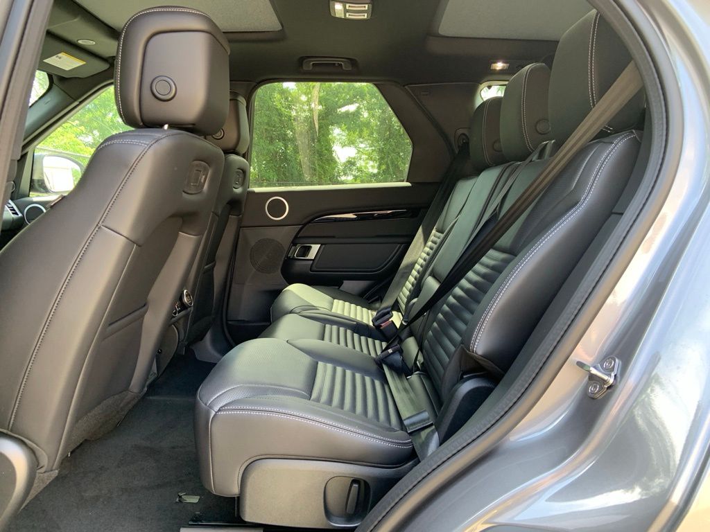 2025 Land Rover Discovery S photo 13
