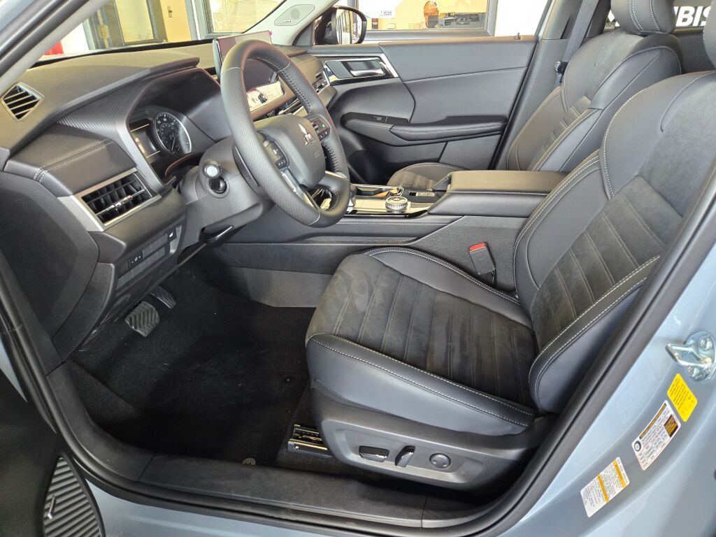 2025 Mitsubishi Outlander S-AWC photo 18