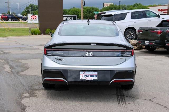 New 2025 Silver Hyundai SEL image 4