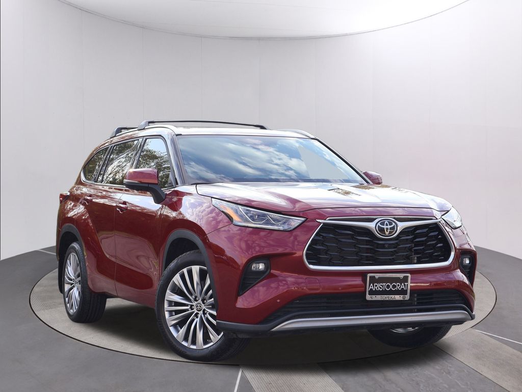 2023 Toyota Highlander Platinum's photo