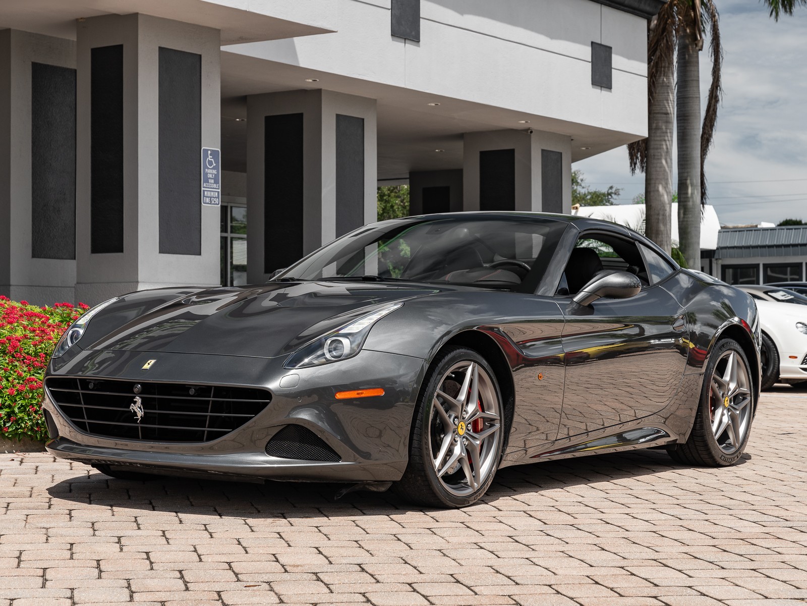 2015 Ferrari California T photo 41