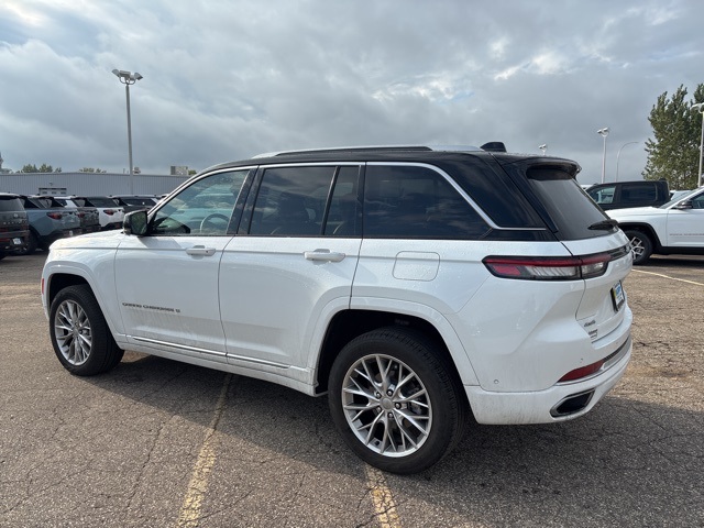 2022 Jeep Grand Cherokee Summit photo 2