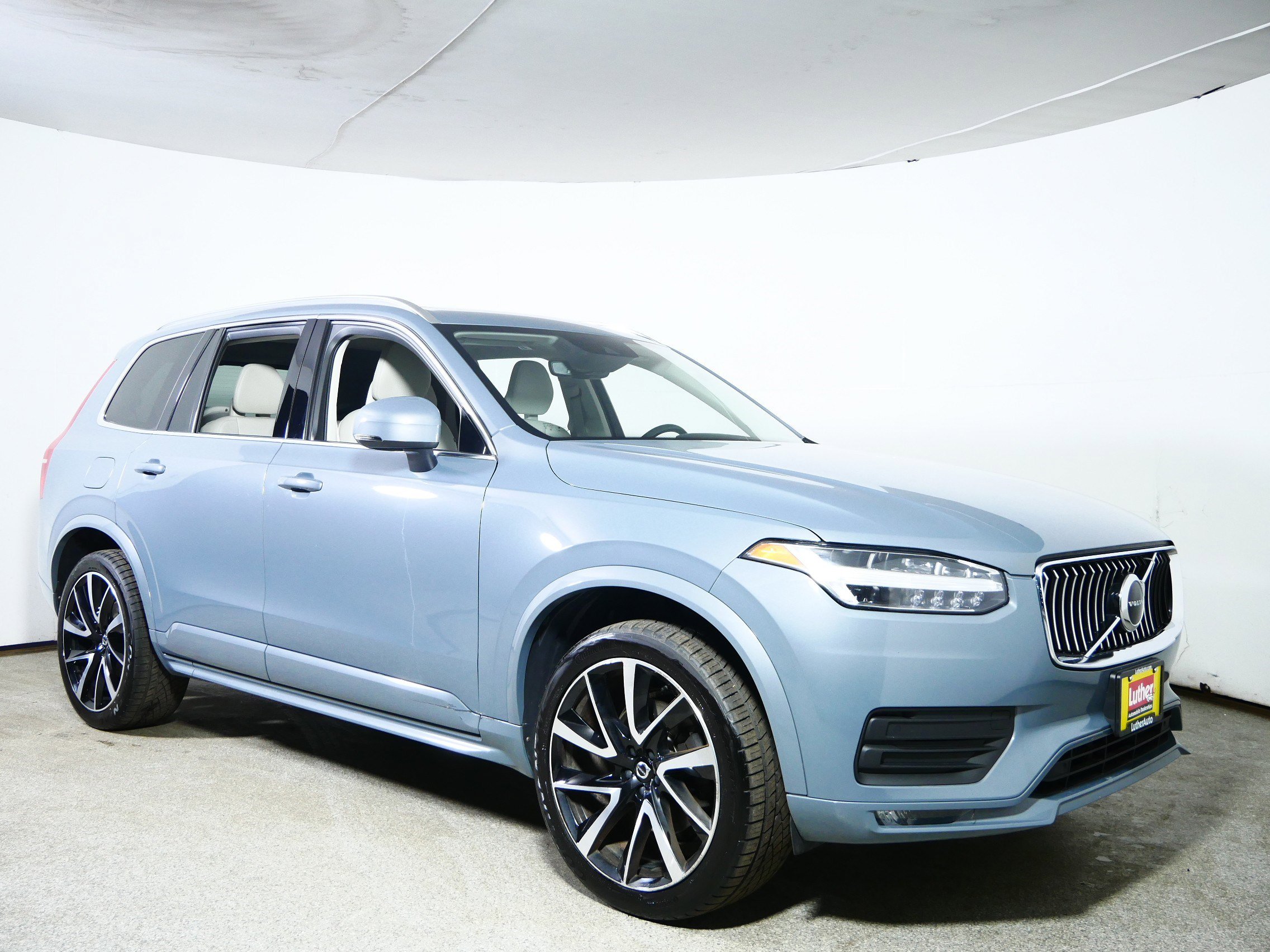 2020 Volvo XC90 Momentum's photo
