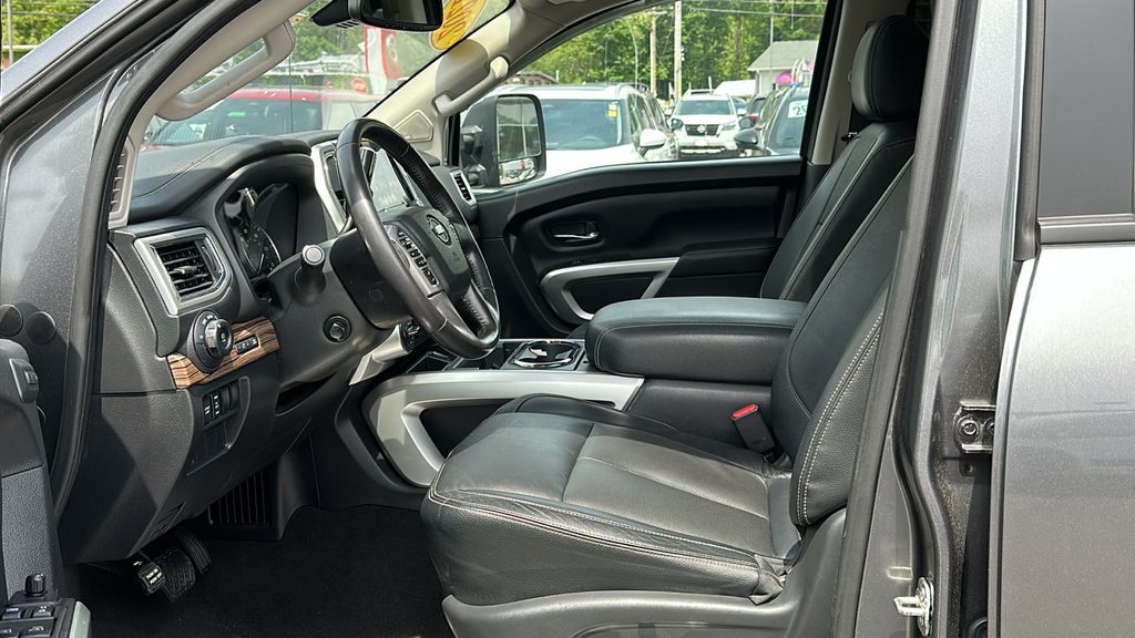 2021 Nissan Titan SL photo 10