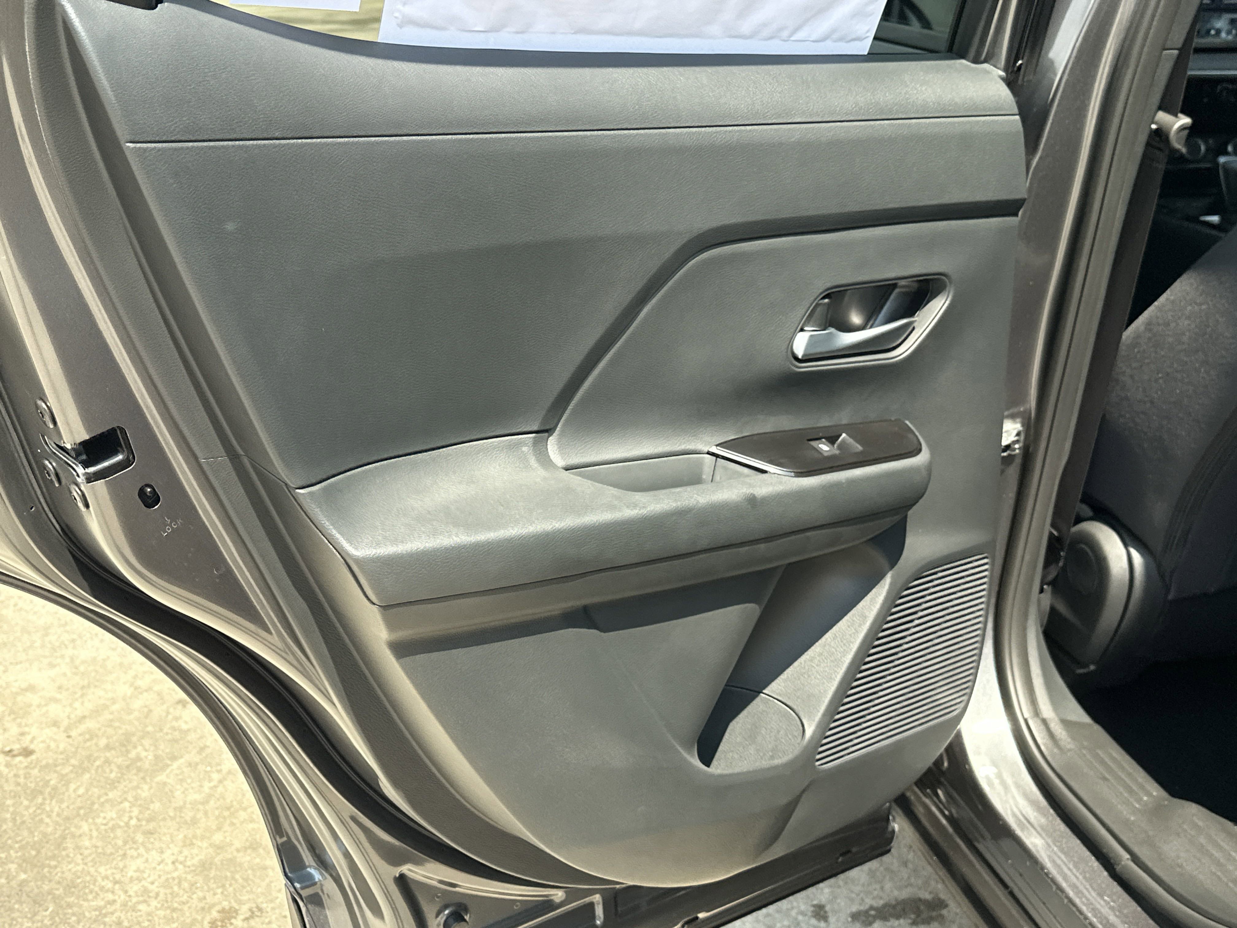 2025 Nissan Kicks SV photo 8
