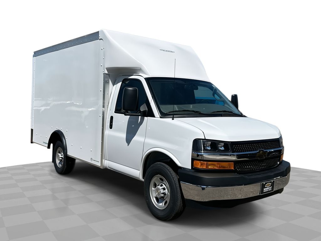 2025 Chevrolet Express Cutaway Base's photo
