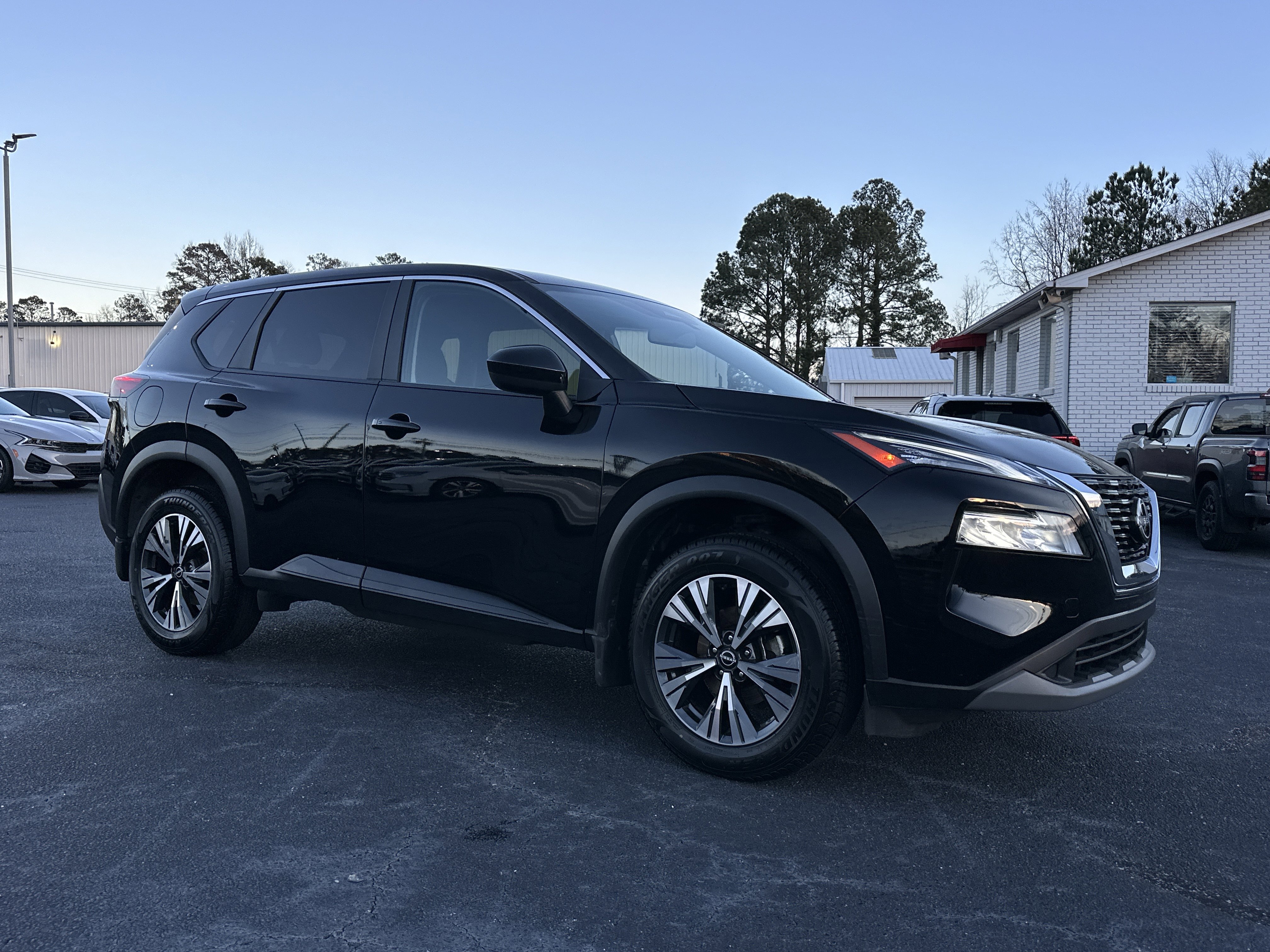 2023 Nissan Rogue SV's photo