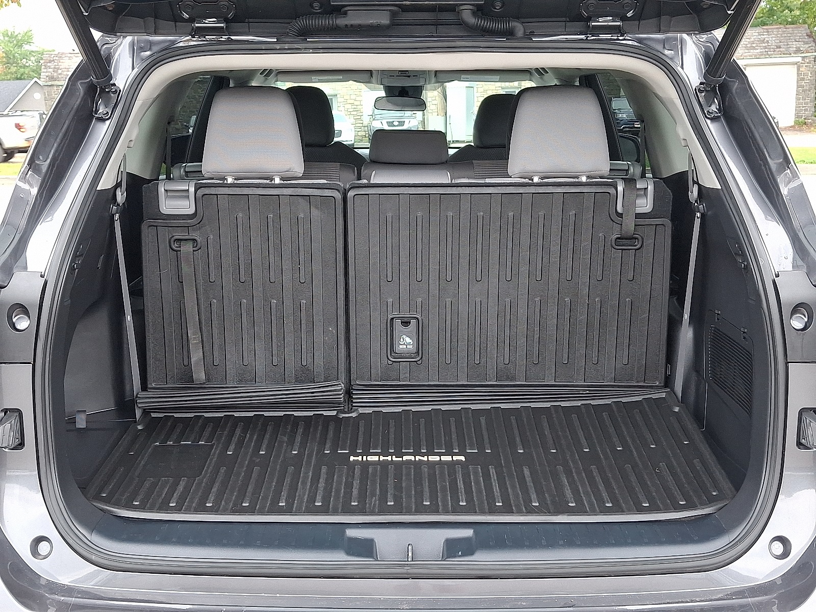2022 Toyota Highlander Hybrid LE photo 25