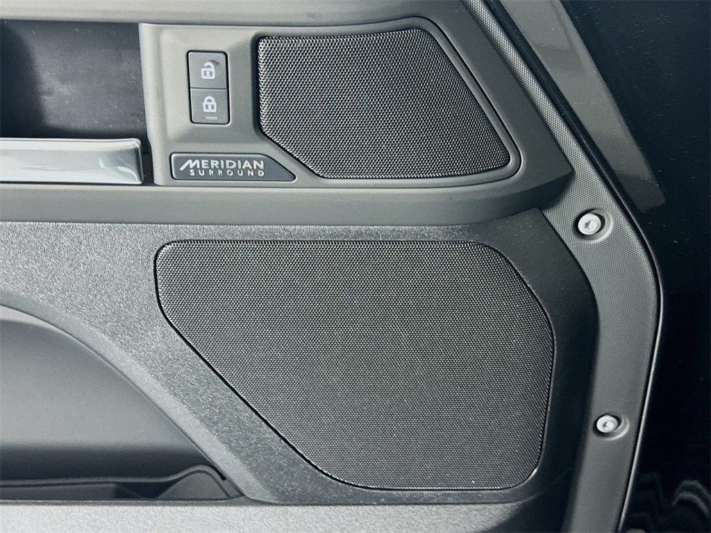 2025 Land Rover Defender 110 X-Dynamic SE photo 9