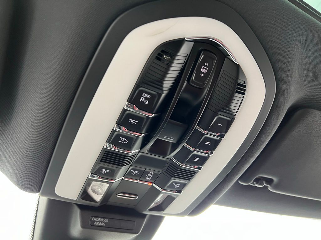 2021 Porsche Macan Base photo 22