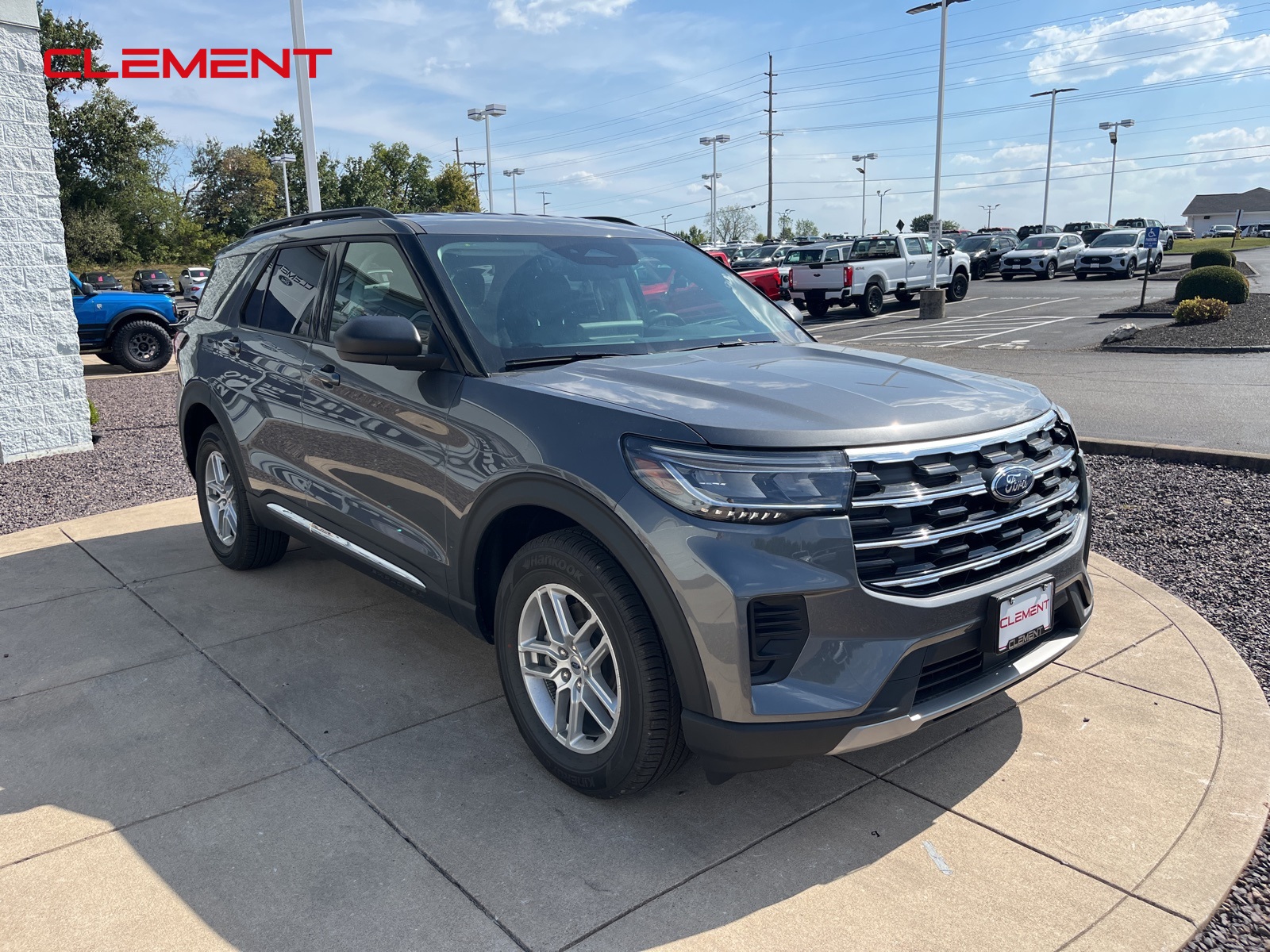2025 Ford Explorer photo 2