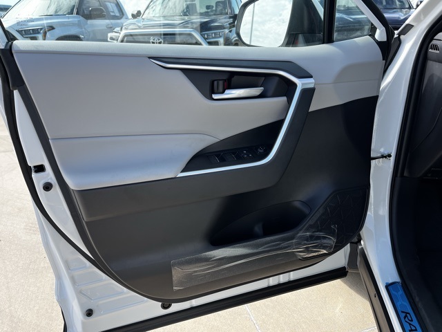 2025 Toyota RAV4 XLE photo 14