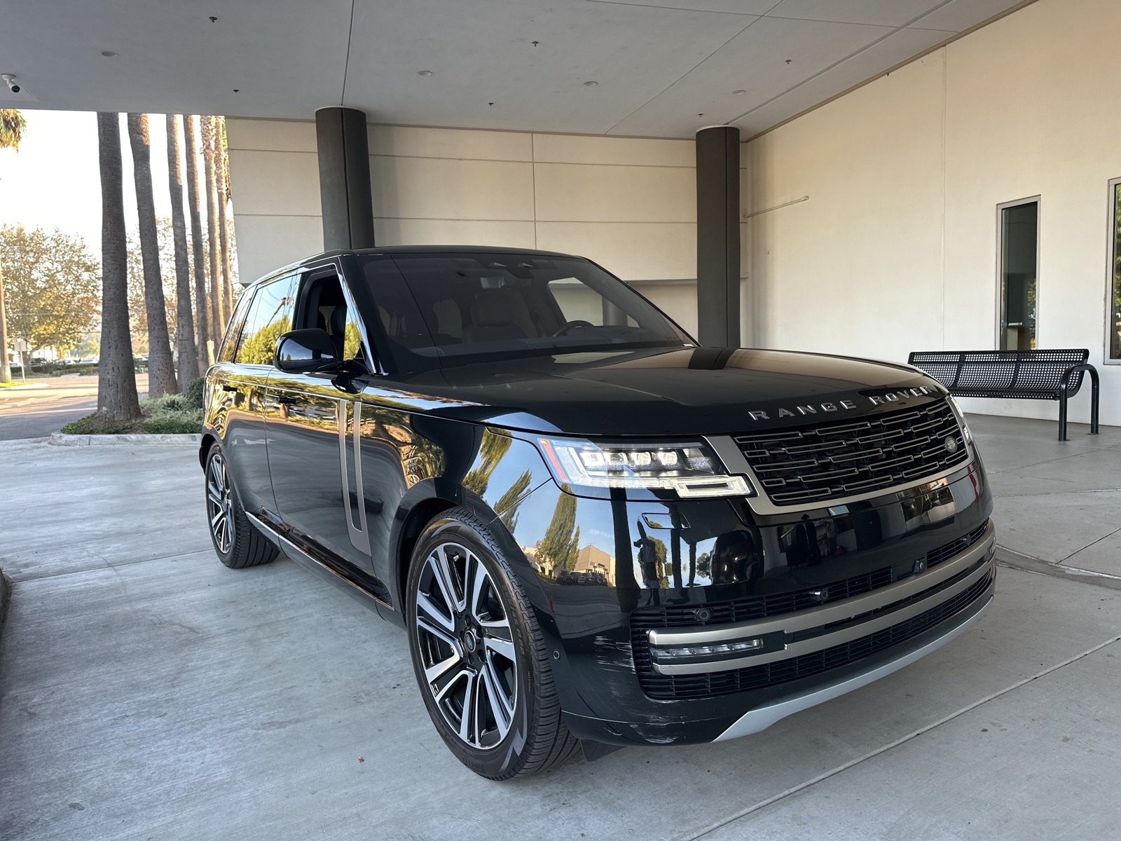 2023 Land Rover Range Rover SE photo 3