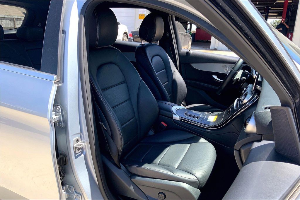 2022 Mercedes Benz GLC 300 photo 5