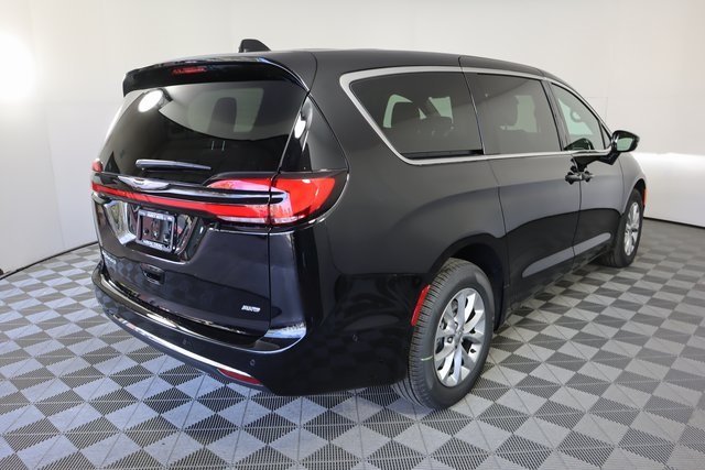 2025 Chrysler Pacifica photo 3