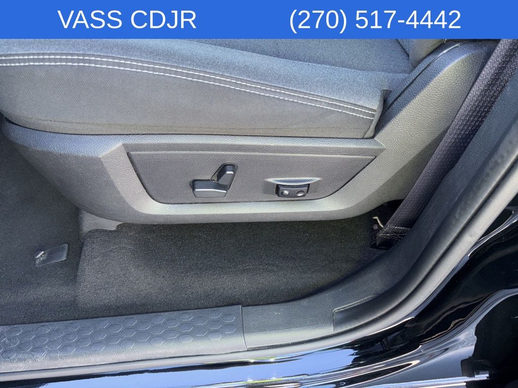 2023 Ram 1500 SLT photo 17
