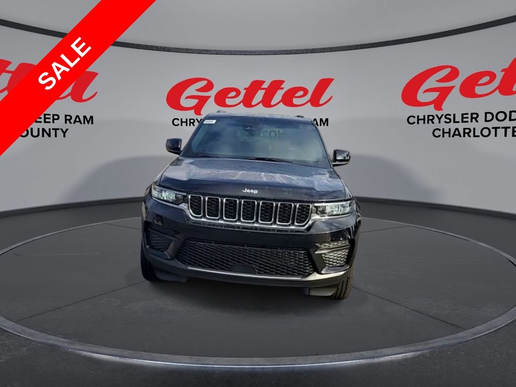 2025 Jeep Grand Cherokee Laredo Altitude photo 4