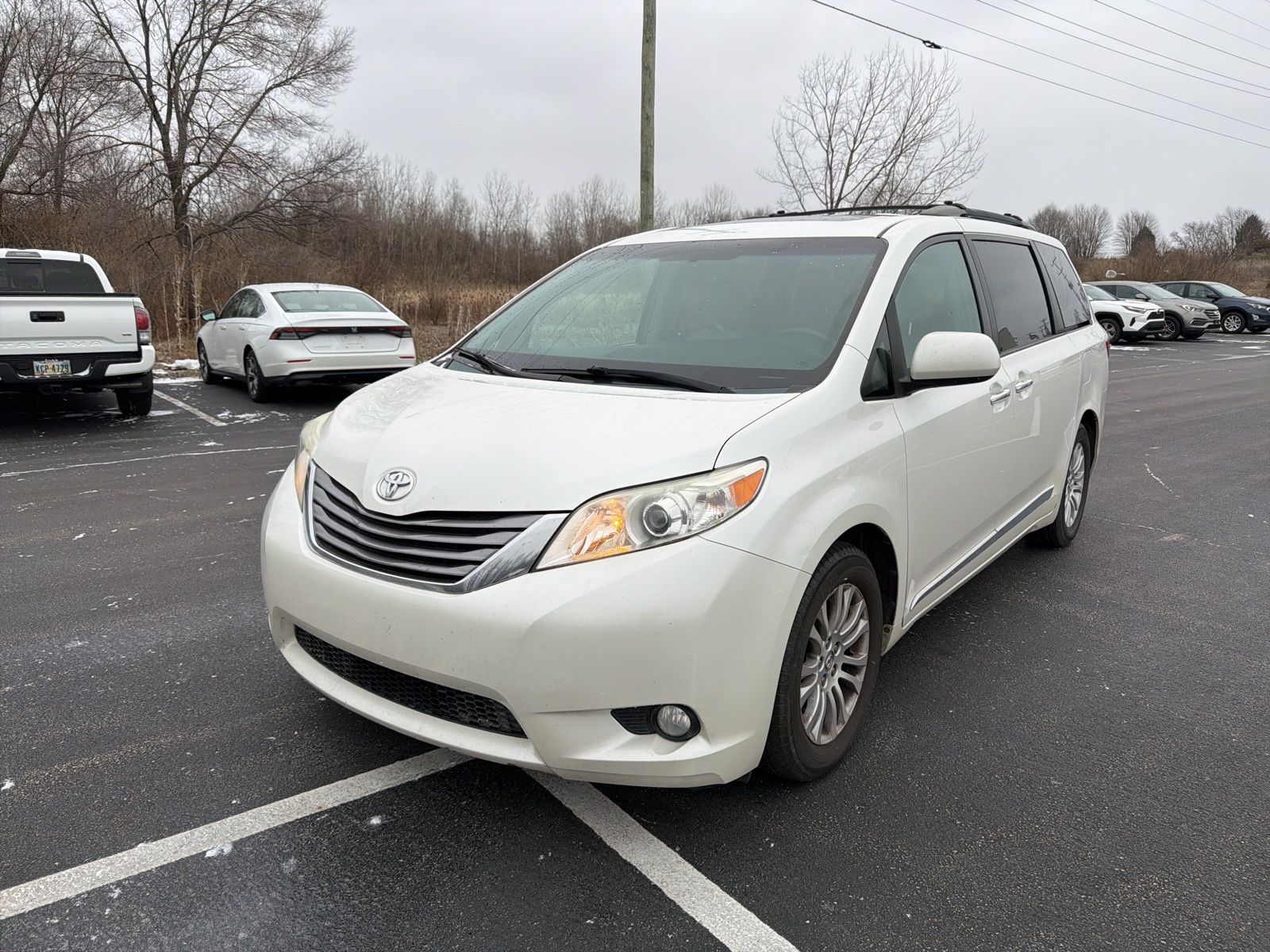 2015 Toyota Sienna XLE Premium's photo