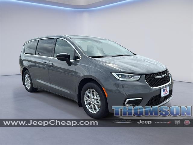 2025 Chrysler Pacifica Select's photo