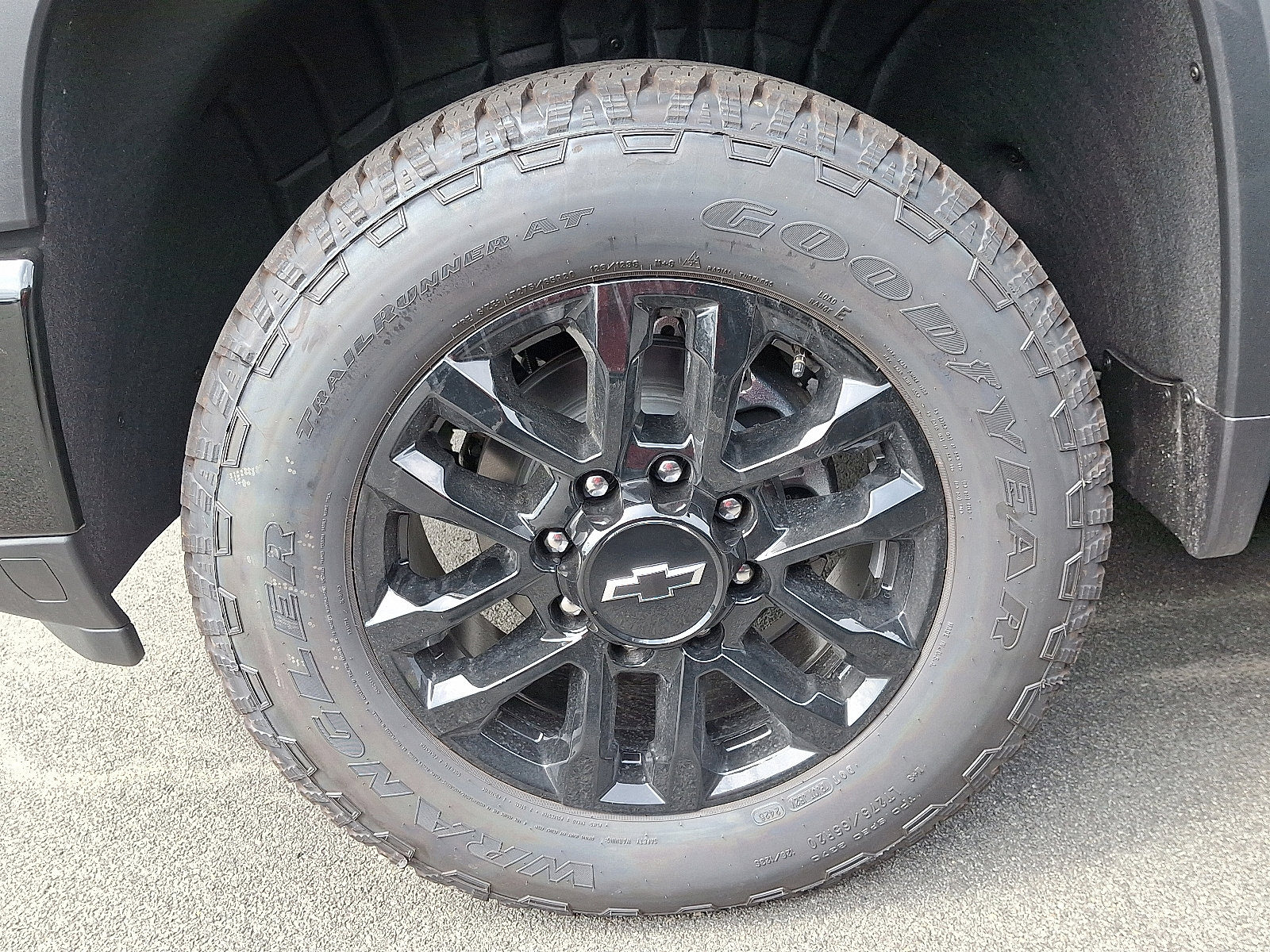 2025 Chevrolet Silverado 2500HD Custom photo 4