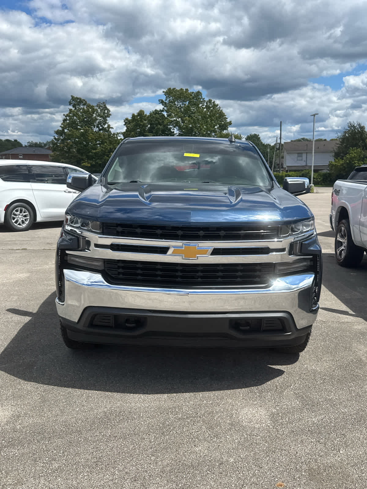2022 Chevrolet Silverado 1500 LT photo 2