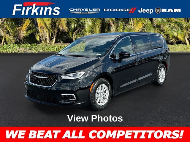 2025 Chrysler Pacifica Select's photo