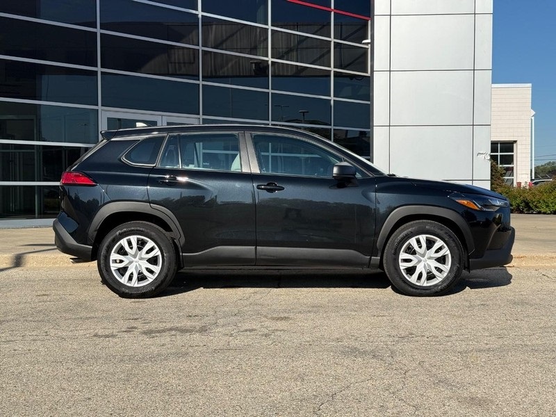 2024 Toyota Corolla Cross L photo 2