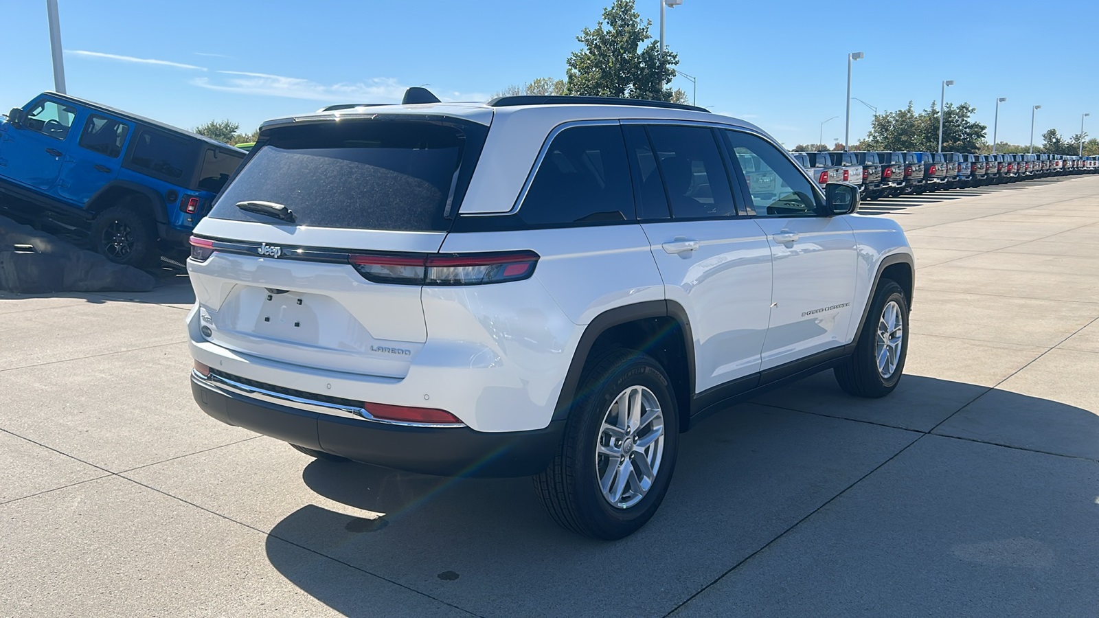 2025 Jeep Grand Cherokee Laredo photo 2