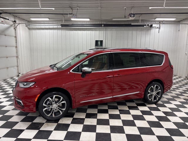 2026 Chrysler Pacifica Pinnacle's photo