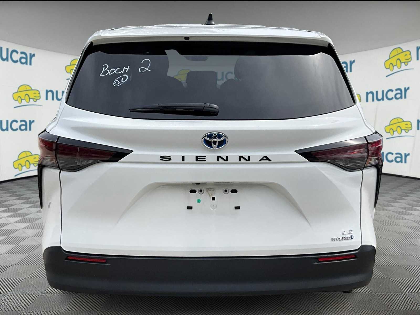 2024 Toyota Sienna LE photo 3
