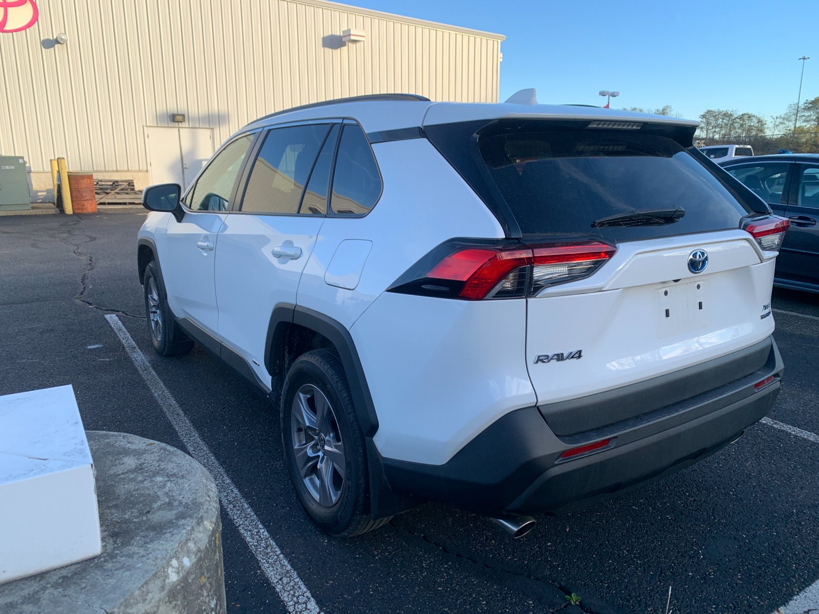 2022 Toyota RAV4 Hybrid XLE photo 4
