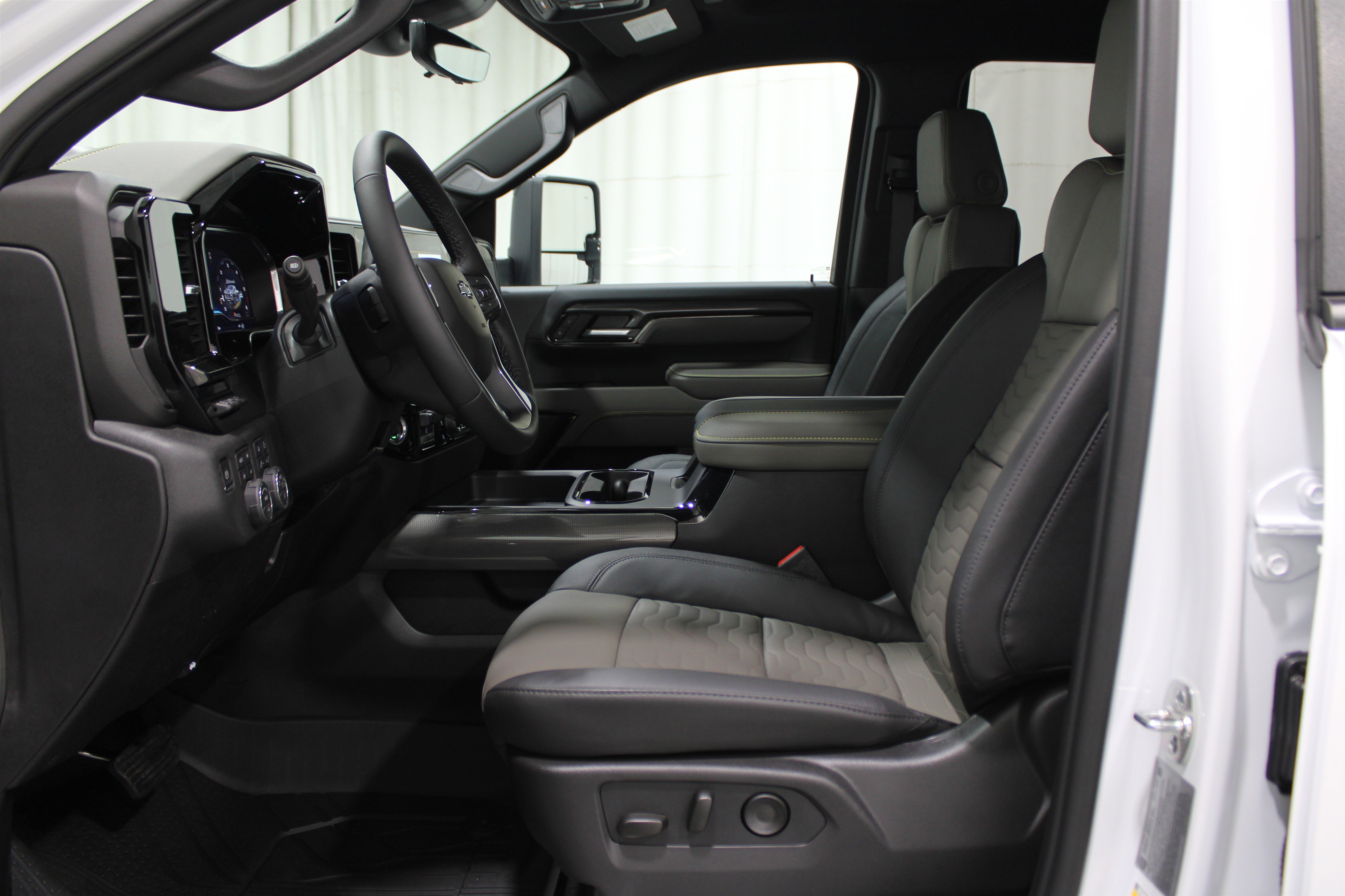 2025 Chevrolet Silverado 2500HD ZR2 photo 3