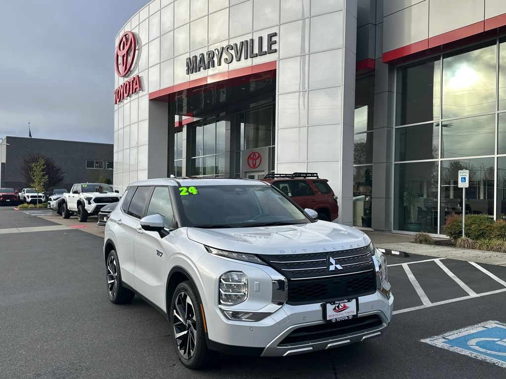 2024 Mitsubishi Outlander Plug-in Hybrid SE's photo