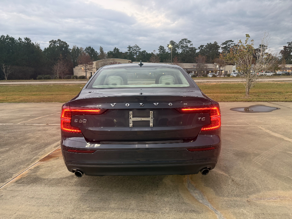 2020 Volvo S60 T5 Momentum photo 2