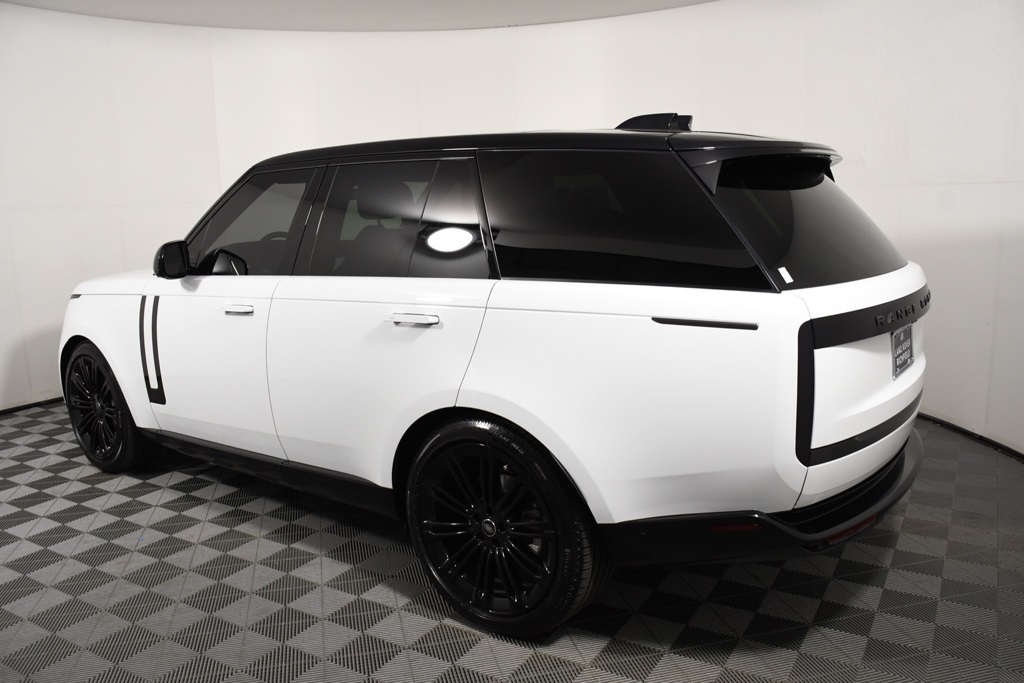 2025 Land Rover Range Rover SE photo 3