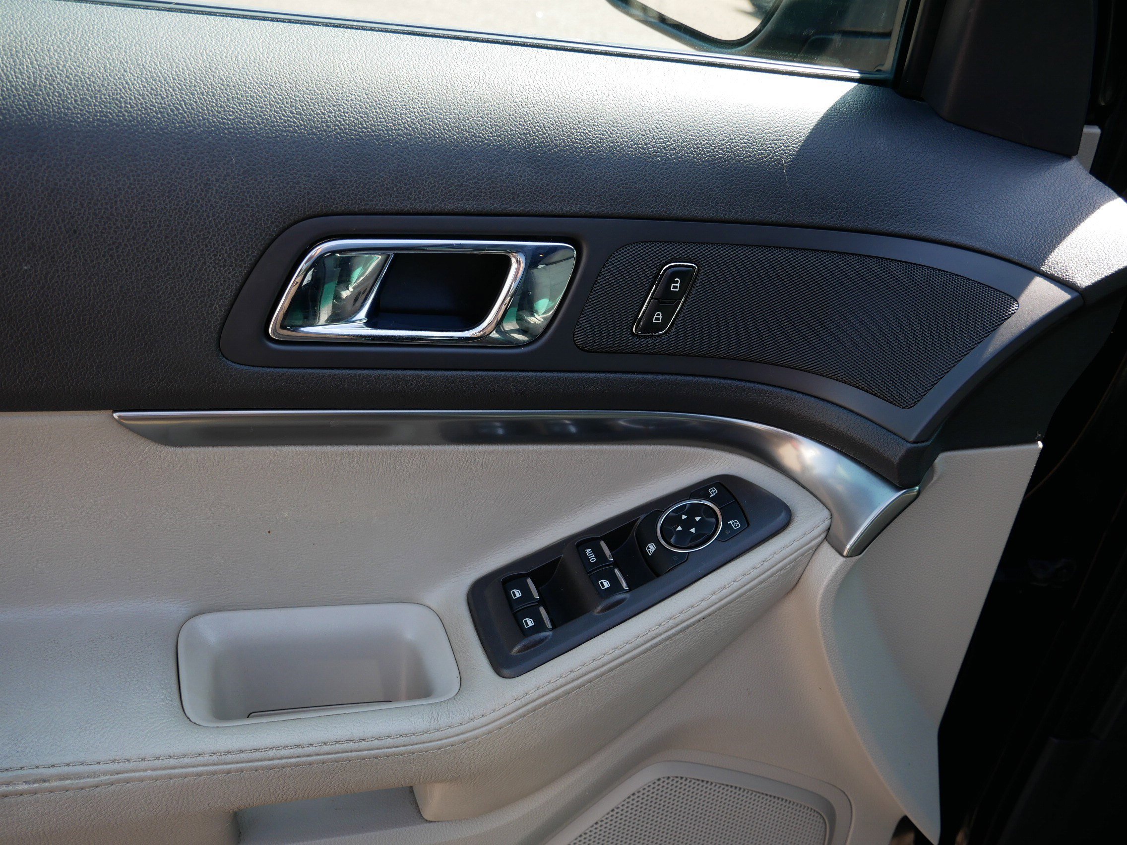 2012 Ford Explorer Base photo 19