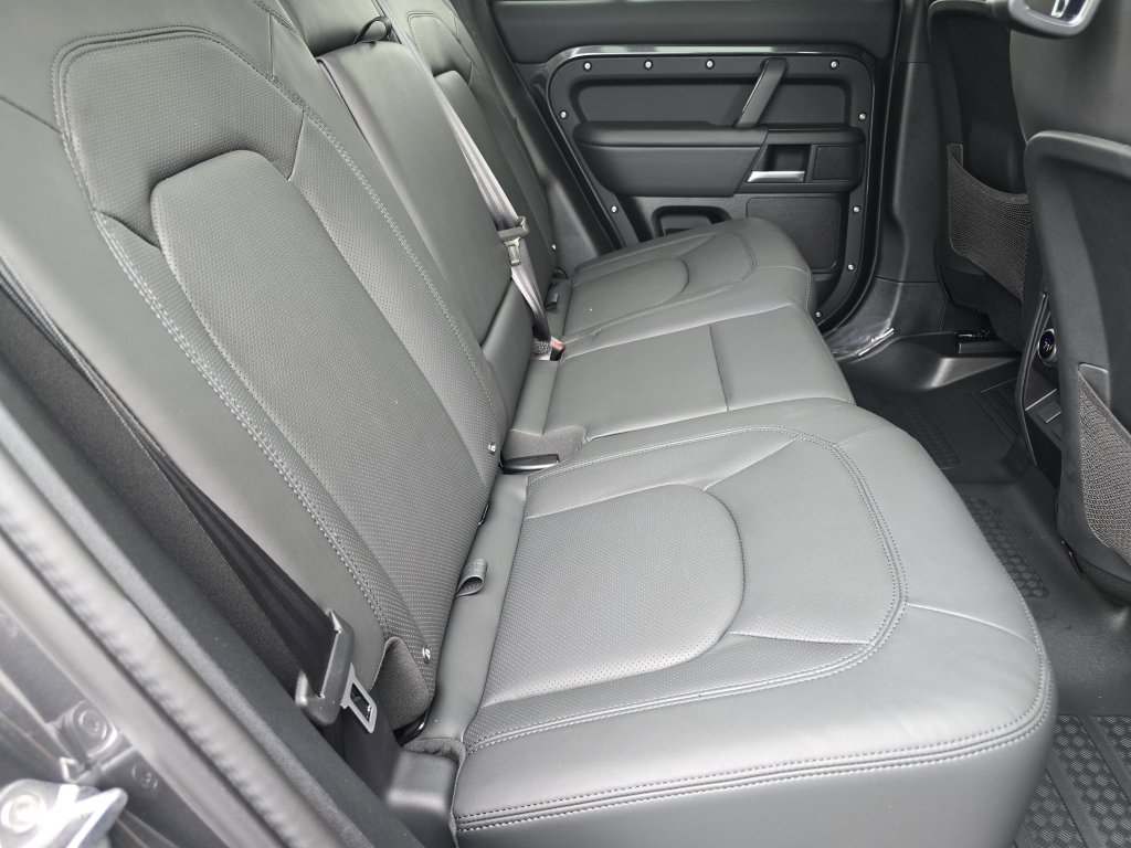 2025 Land Rover Defender 110 X-Dynamic SE photo 18