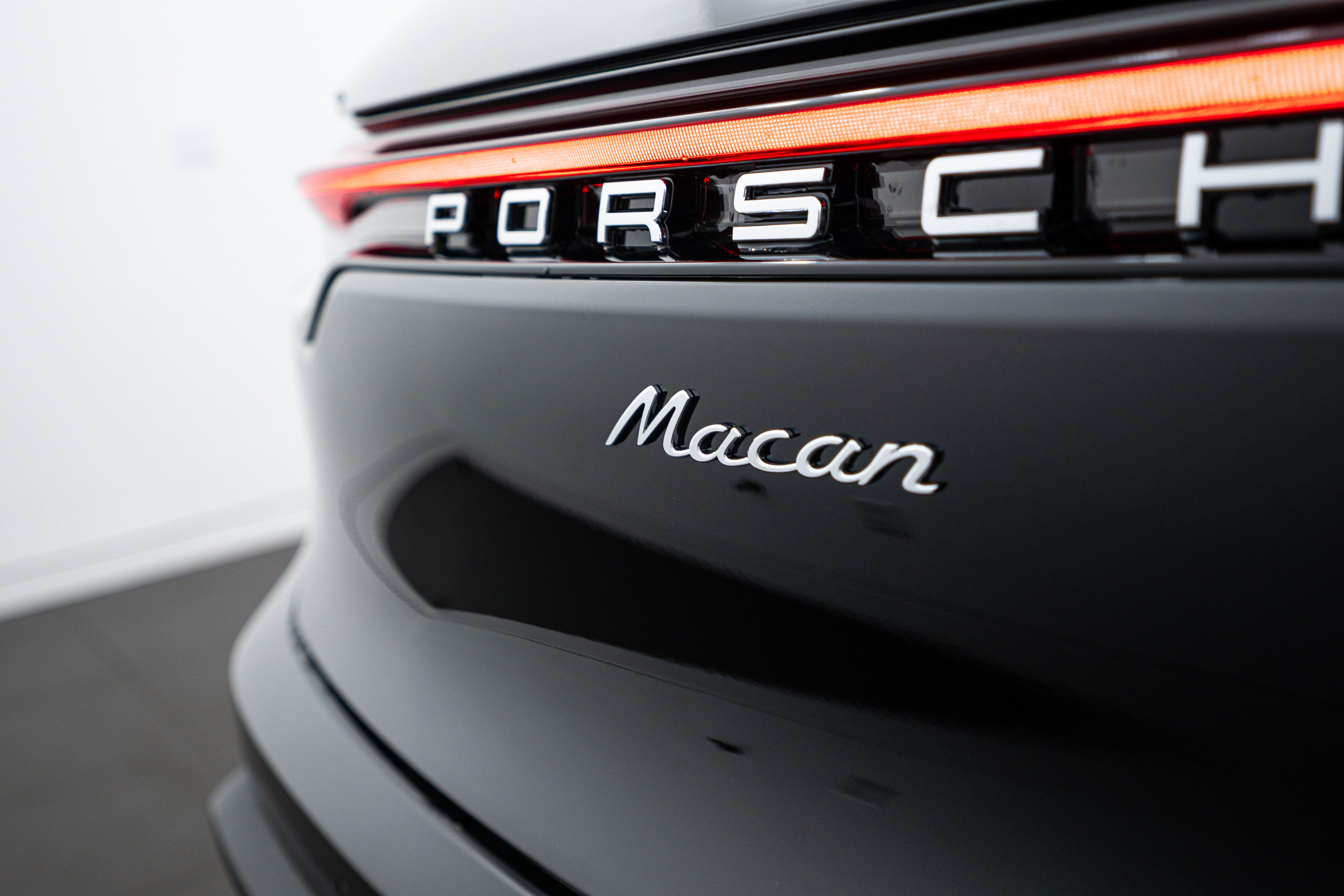 2025 Porsche Macan Base photo 15