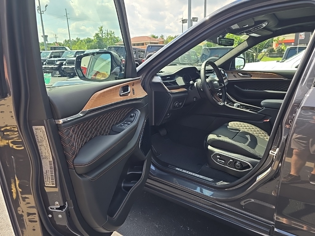 2025 Jeep Grand Cherokee L Summit Reserve photo 13