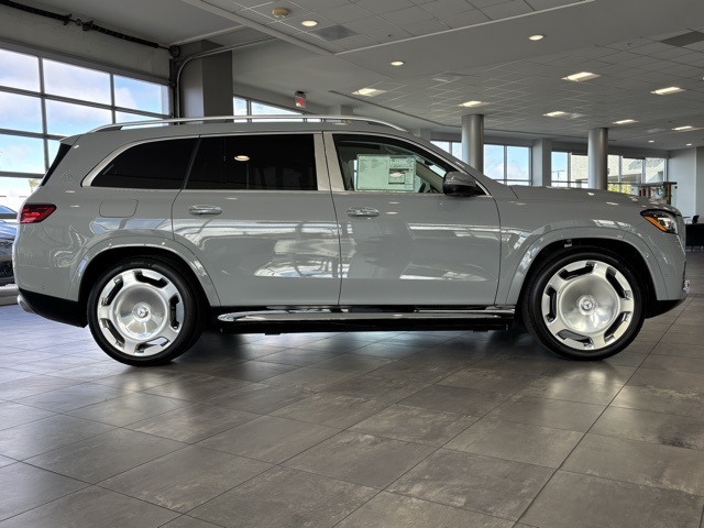 2025 Mercedes Benz GLS Maybach 600 4MATIC photo 2