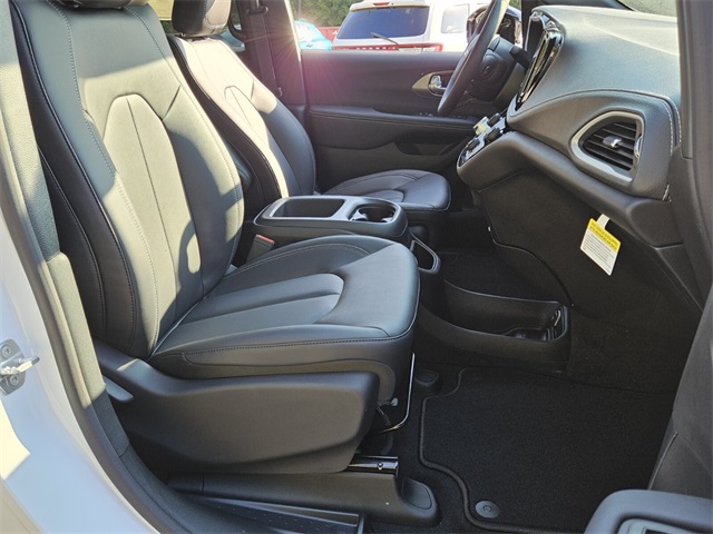 2026 Chrysler Pacifica photo 15