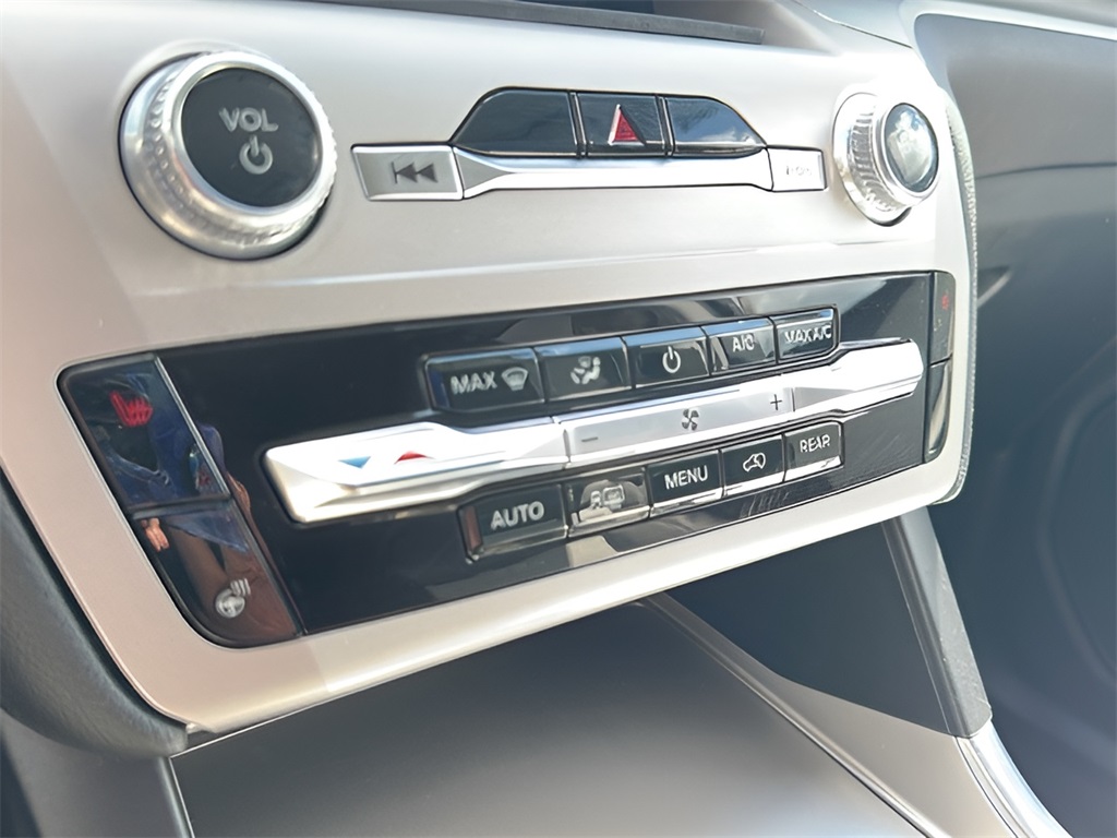 2023 Ford Explorer XLT photo 13