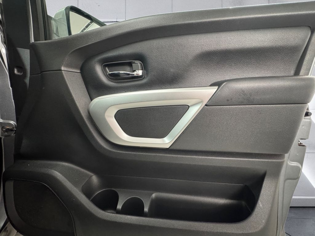 2017 Nissan Titan SV photo 14