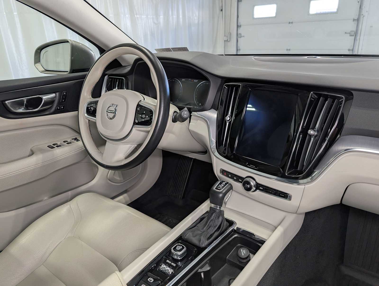 2020 Volvo V60 Cross Country photo 38
