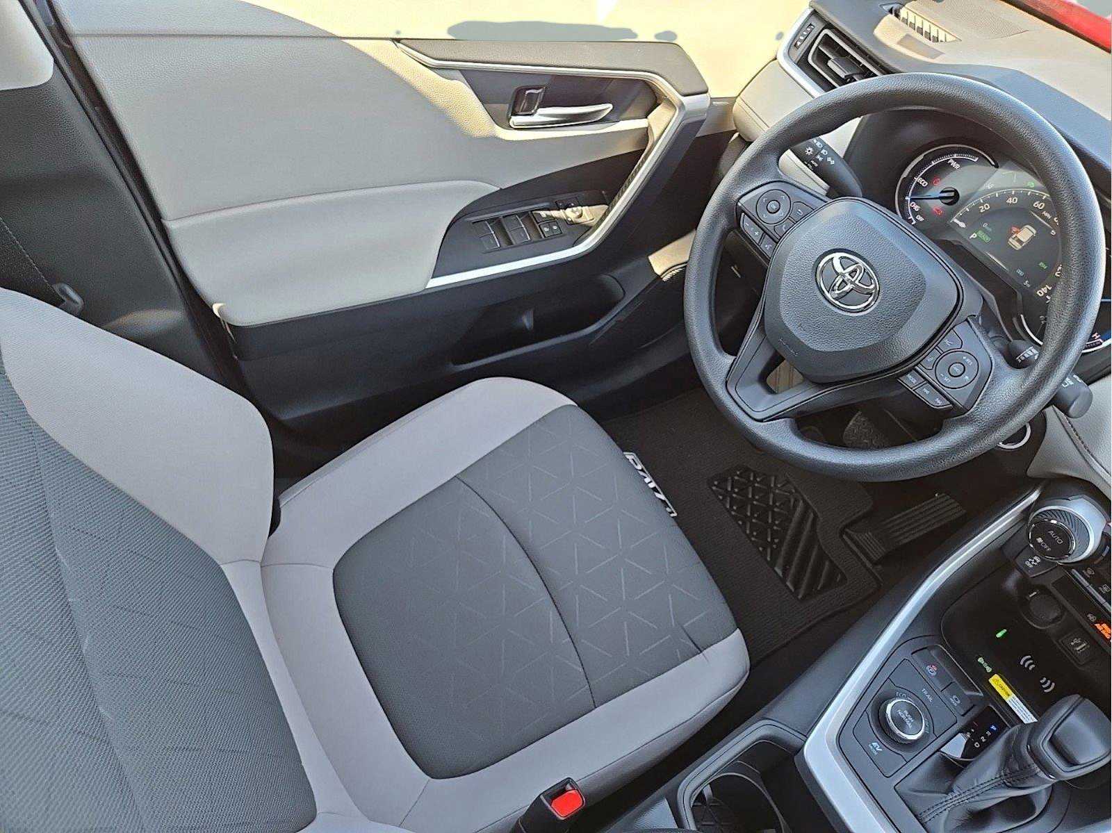 2025 Toyota RAV4 Hybrid XLE photo 13