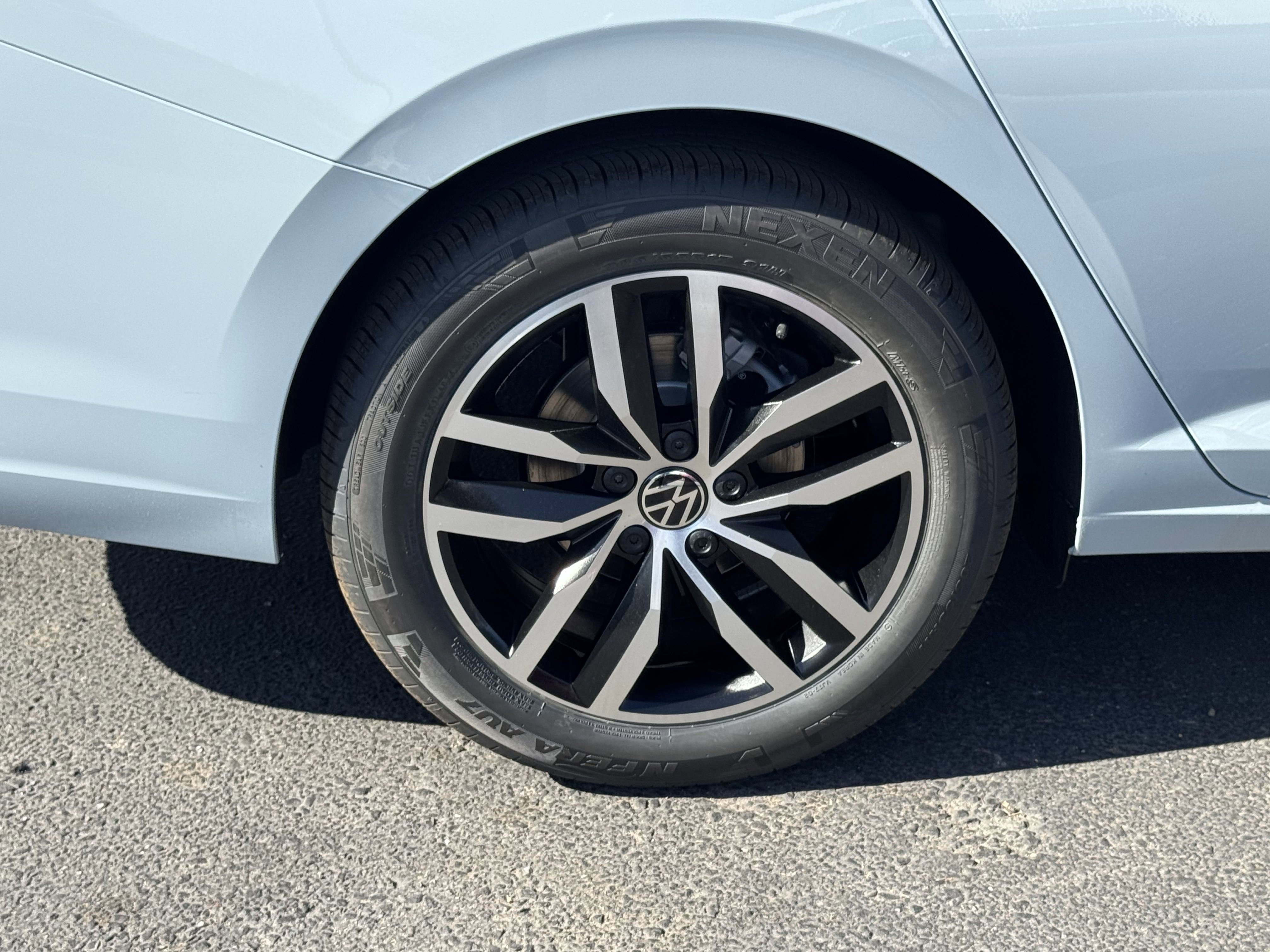 2025 Volkswagen Jetta SE photo 2