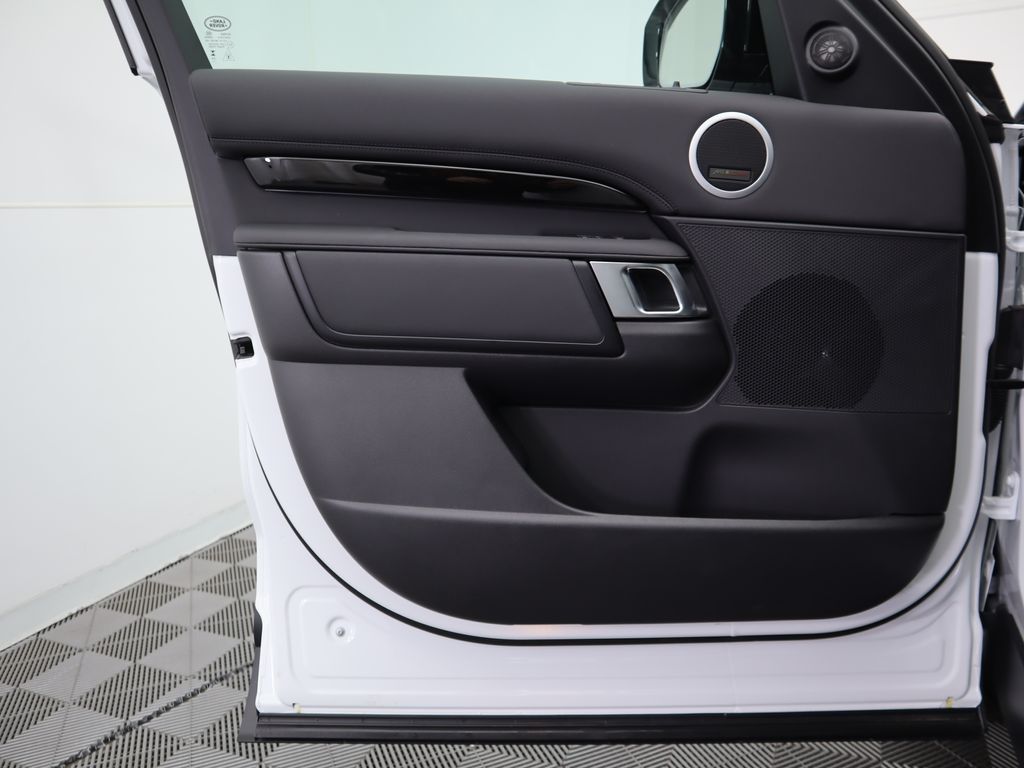 2025 Land Rover Discovery S photo 23