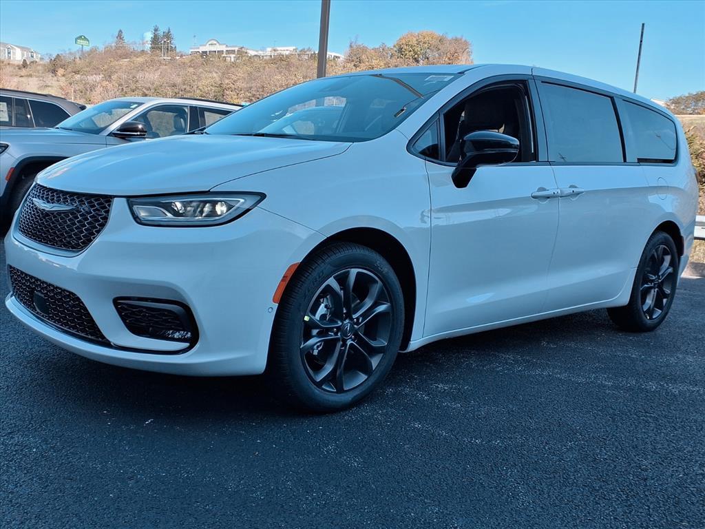 2026 Chrysler Pacifica Select's photo