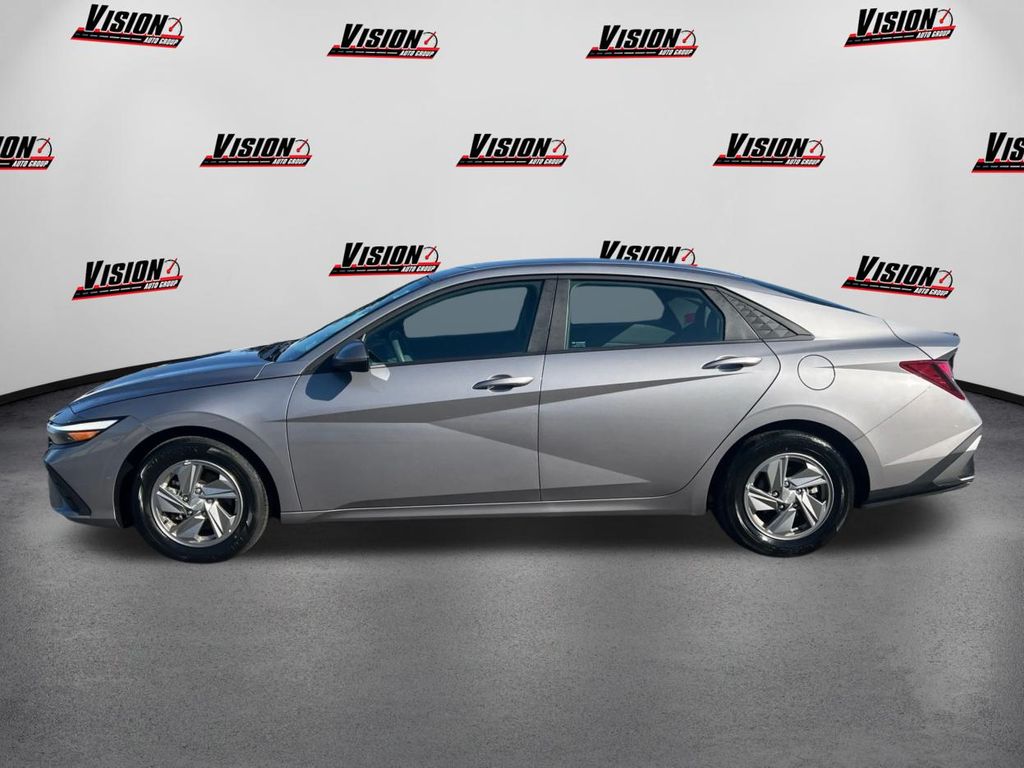 2025 Hyundai Elantra SE photo 8