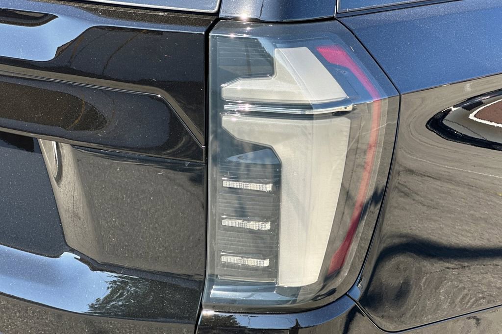 2025 Chevrolet Suburban RST photo 33